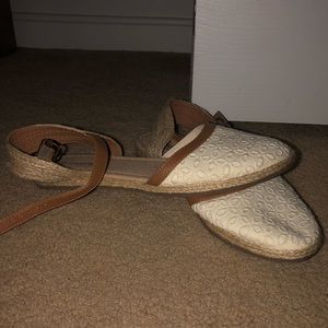 cute summery, closed-toed flats!